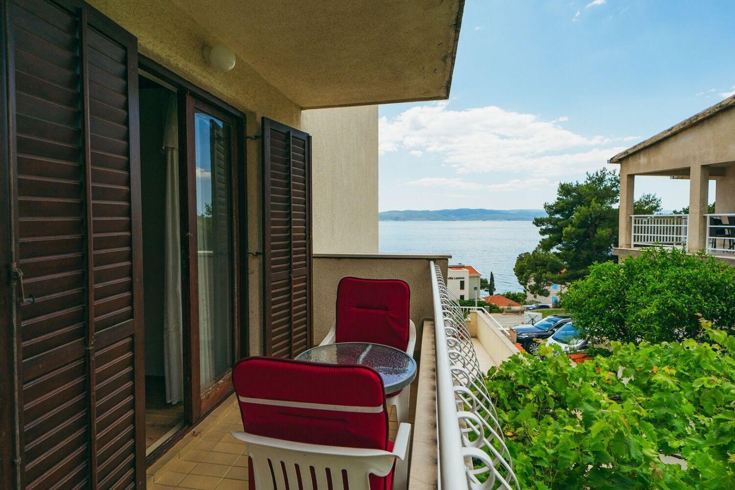 Apartments Lovre - Close To The Sea Brela Exterior photo