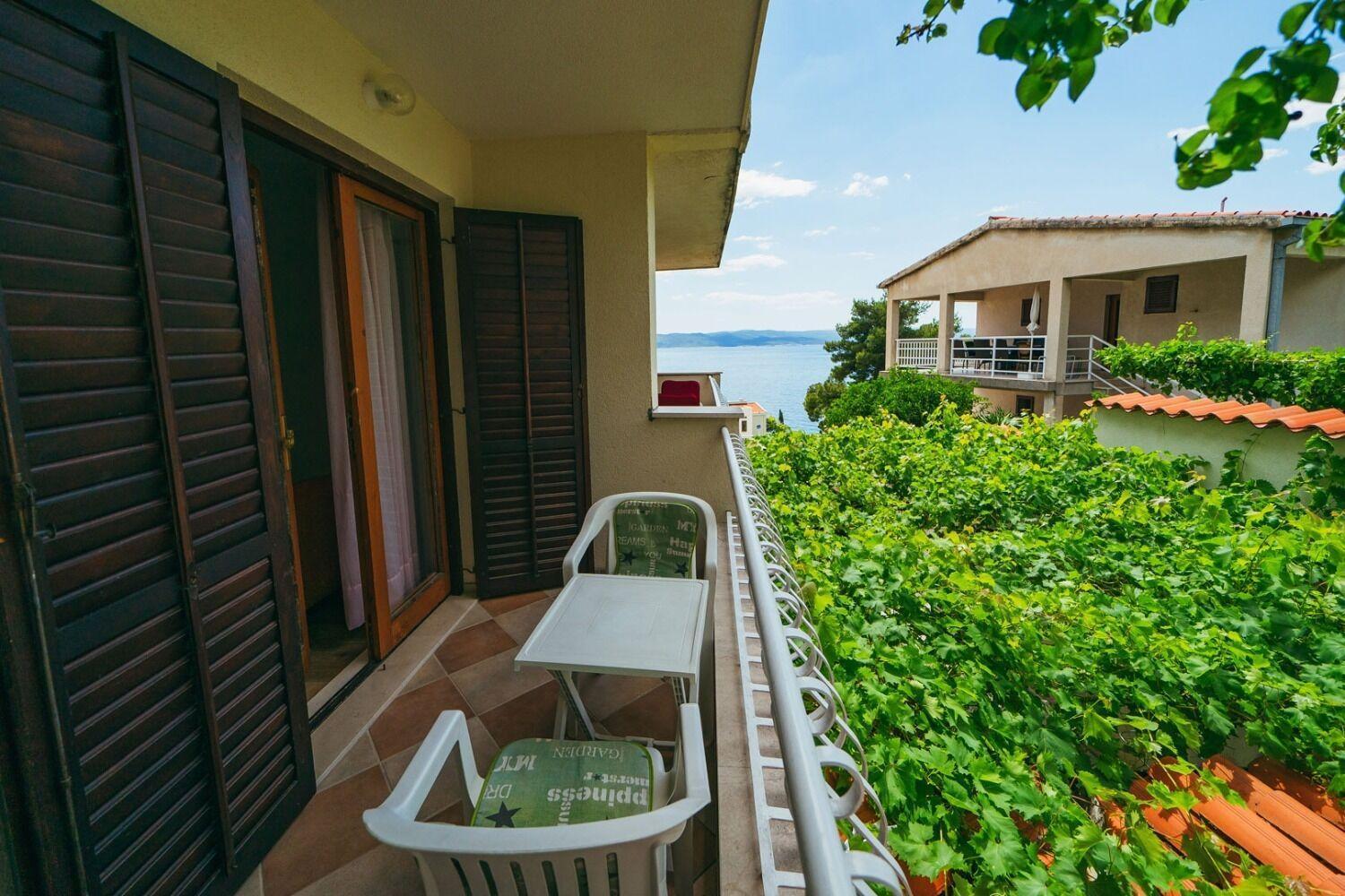 Apartments Lovre - Close To The Sea Brela Exterior photo