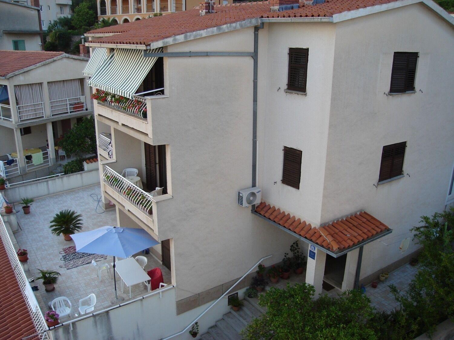 Apartments Lovre - Close To The Sea Brela Exterior photo