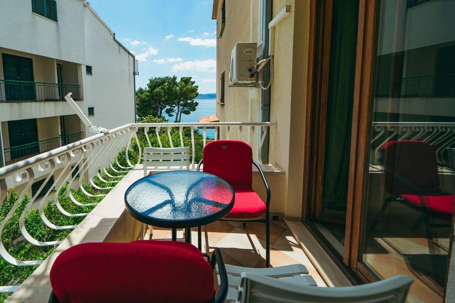 Apartments Lovre - Close To The Sea Brela Exterior photo