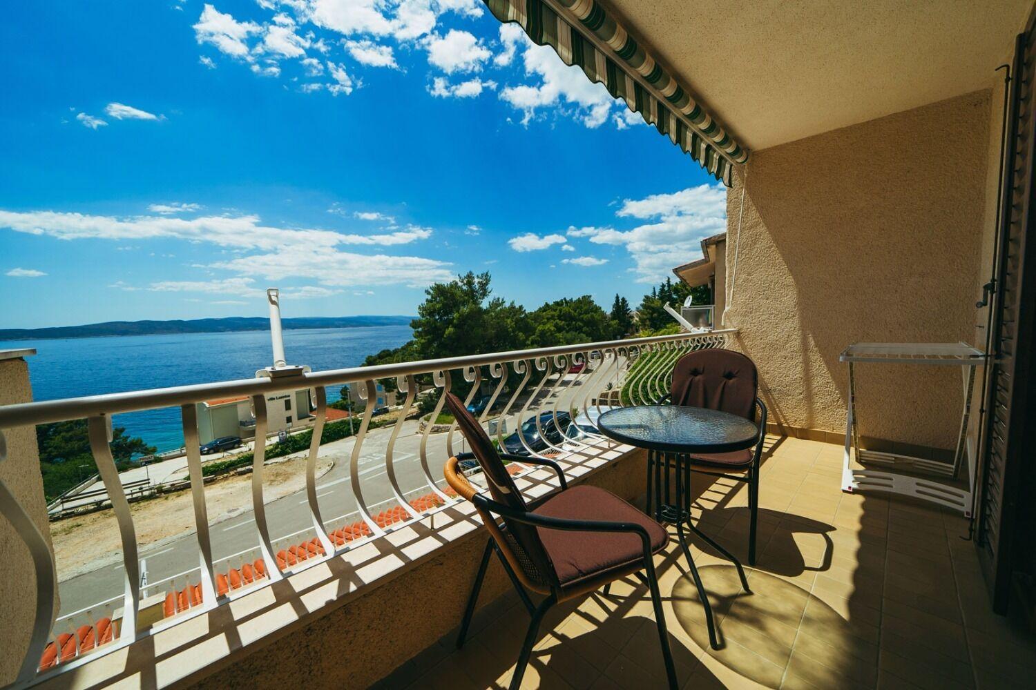 Apartments Lovre - Close To The Sea Brela Exterior photo